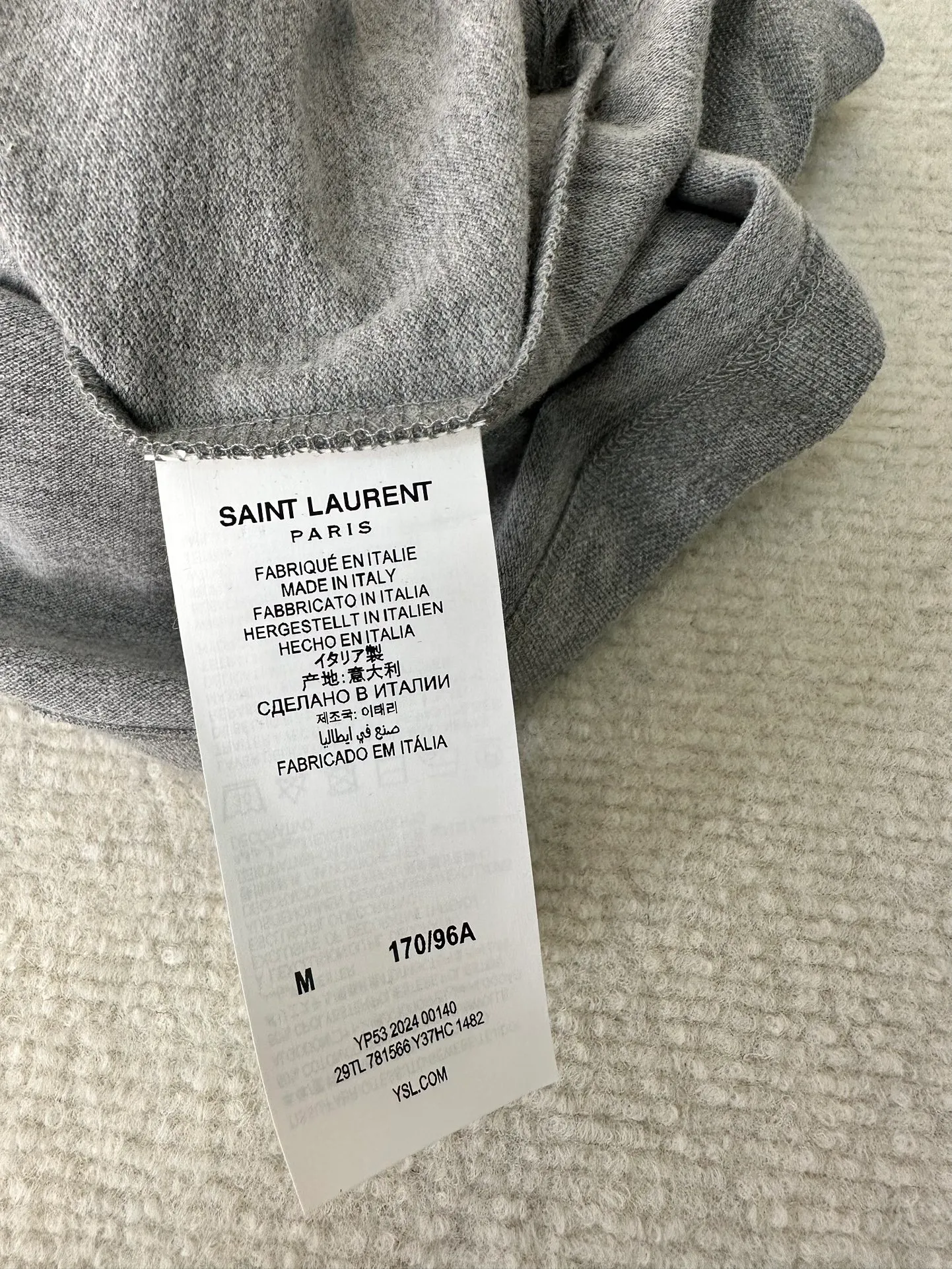 P230 SaintLaurent Yves Saint Laurent logo embroidered short sleeves (authentic version - physical counter - top luxury quality) 🆚Instant sale of all versions on the market. Customized floral gray double beads pure and elegant cotton, the iconic YSL contrasting color embroidery logo embellishes the front, with gray as the base, and the yellow YSL logo jumps up. Simple yet stylish.  Adopt imported machine embroidery technology, use advanced computer control system and precision mechanical components to realize YSL logo embroidery operation. Size: s m l xl